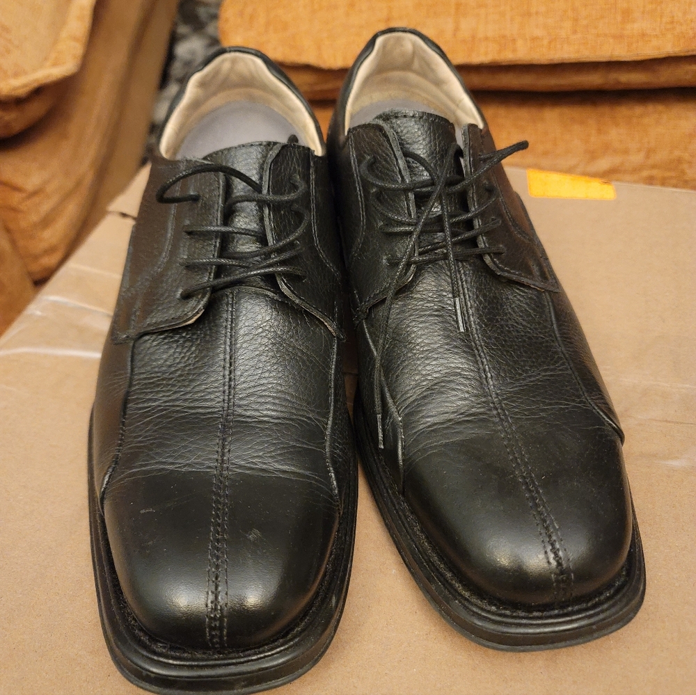 This is a pair of black pebbled leather Studio Belvedere Bay Bridge men's oxford